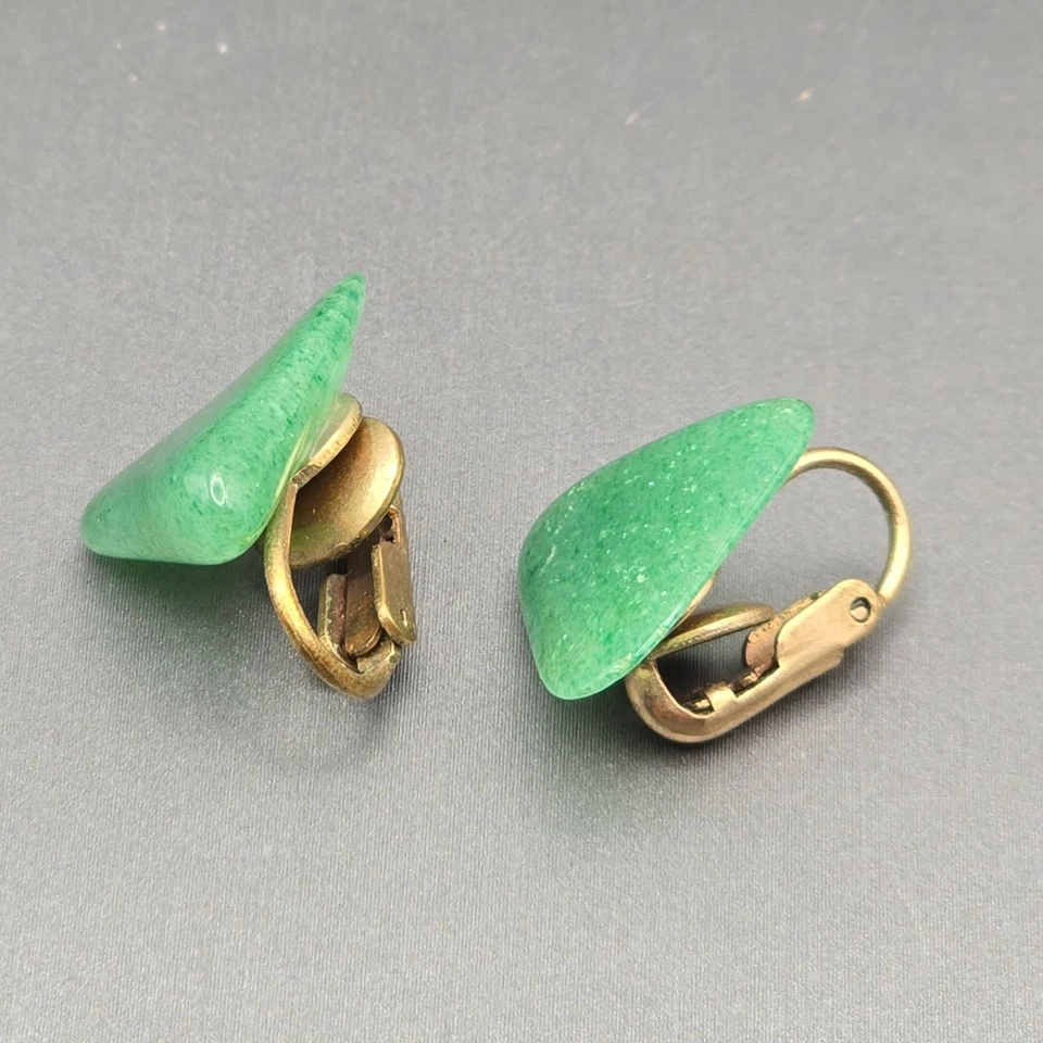 Pendientes de clip triángulo de piedras preciosas aventurina verde de colección tono dorado de 0,75" MCM 1950 Foto 2 de 4