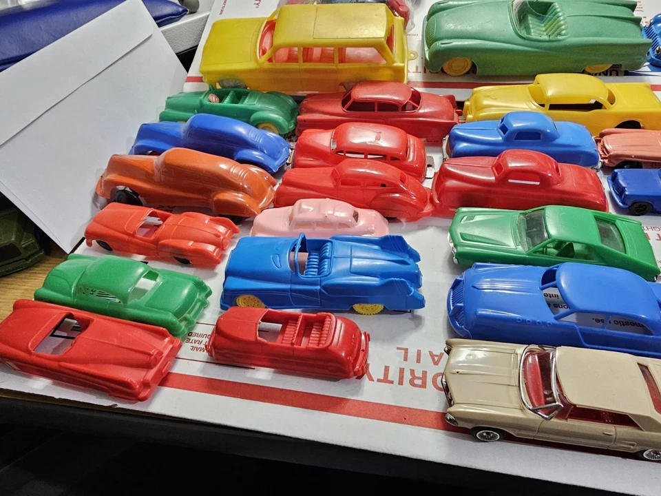 LOT 30+ PCS VINTAGE PLASTIC MOLD TOY CARS RENWALL WYANDOTTE EURO BRANDS - Image 3 of 4