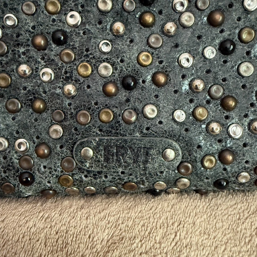 Cartera para mujer Frye DeborahZip Around plateada Gunmetal metálica con tachuelas Foto 2 de 4