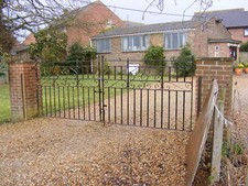 Foto Kirche 6x4 Eingangstore zur Brunnenquelle Freikirche c2013