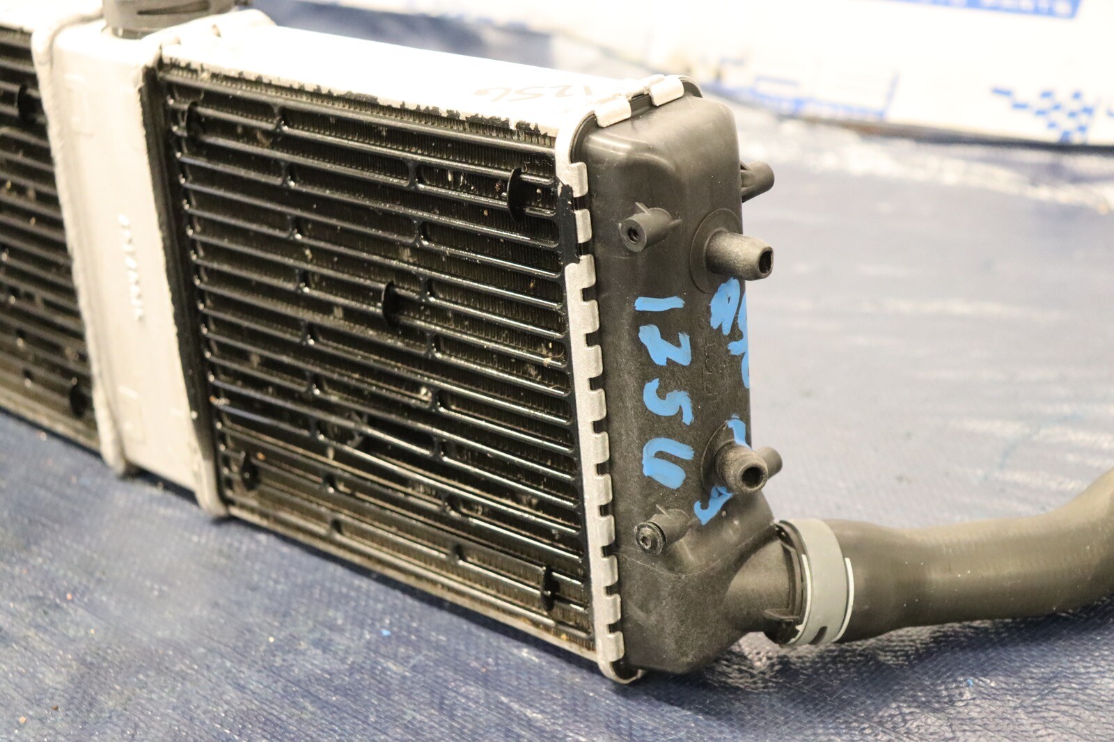 2012 AUDI R8 5.2 QUATTRO SPYDER V10 OEM CENTER RADIATOR UNIT *BROKEN TAB* #1256