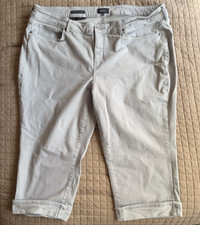 NYDJ Women  s Gray Denim Straight Cuffed Capri Jeans Plus 22W Button Fly Logo
