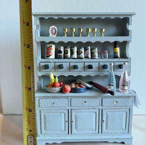 CASA DE MUÑECAS MINIATURA 1:12 gabinete/cabaña de cocina azul rústico con platos comida, etc. - Imagen 4 de 5