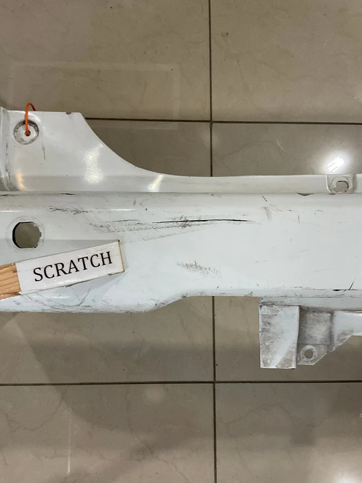 Cubierta de parachoques trasero blanca Nissan NV200 S 85022-3LM0H 2013-2017 OEM Foto 2 de 4