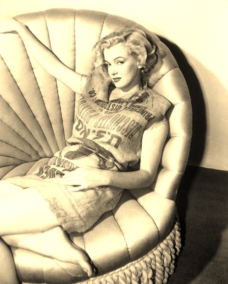 marilyn monroe red dress potato sack The Story of Marilyn Monroe and the Potato Sack Dress. There is more than one version of why and or how Marilyn posed in a burlap potato sack. The story is that