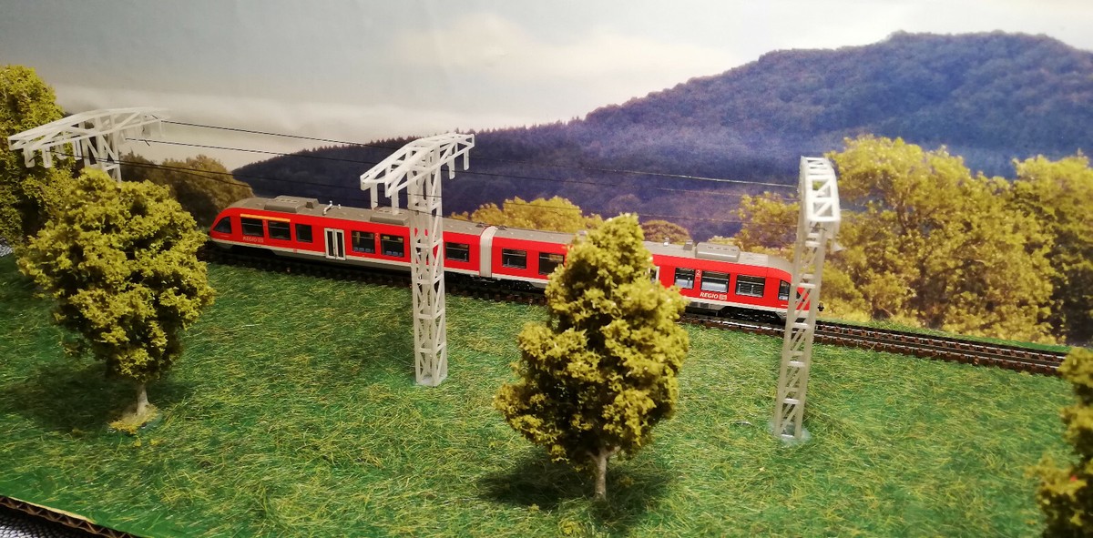 Ländliche Strommasten Bausatz 8 Stück Spur N 1:160 – Holzmaste Mit Betonfüßen Für Modelleisenbahn & Diorama