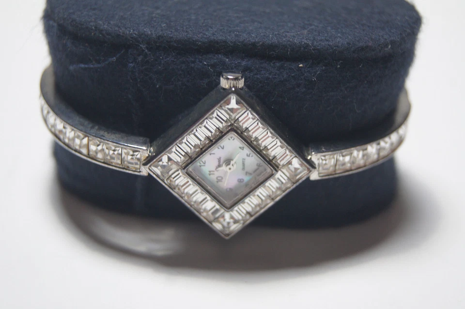 Xanadu Reloj Mujer Cuarzo Correa Plateada con Joyas Cara Perla Blanca Foto 2 de 4