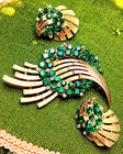 Vtg Trifari Emerald Green Clear Rhn Brushed Gold Tone Brooch Clip Earrings Set — photo 6