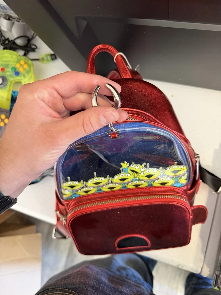 Mini mochila Loungefly Disney Pixar Toy Story Alien Claw Foto 3 de 4