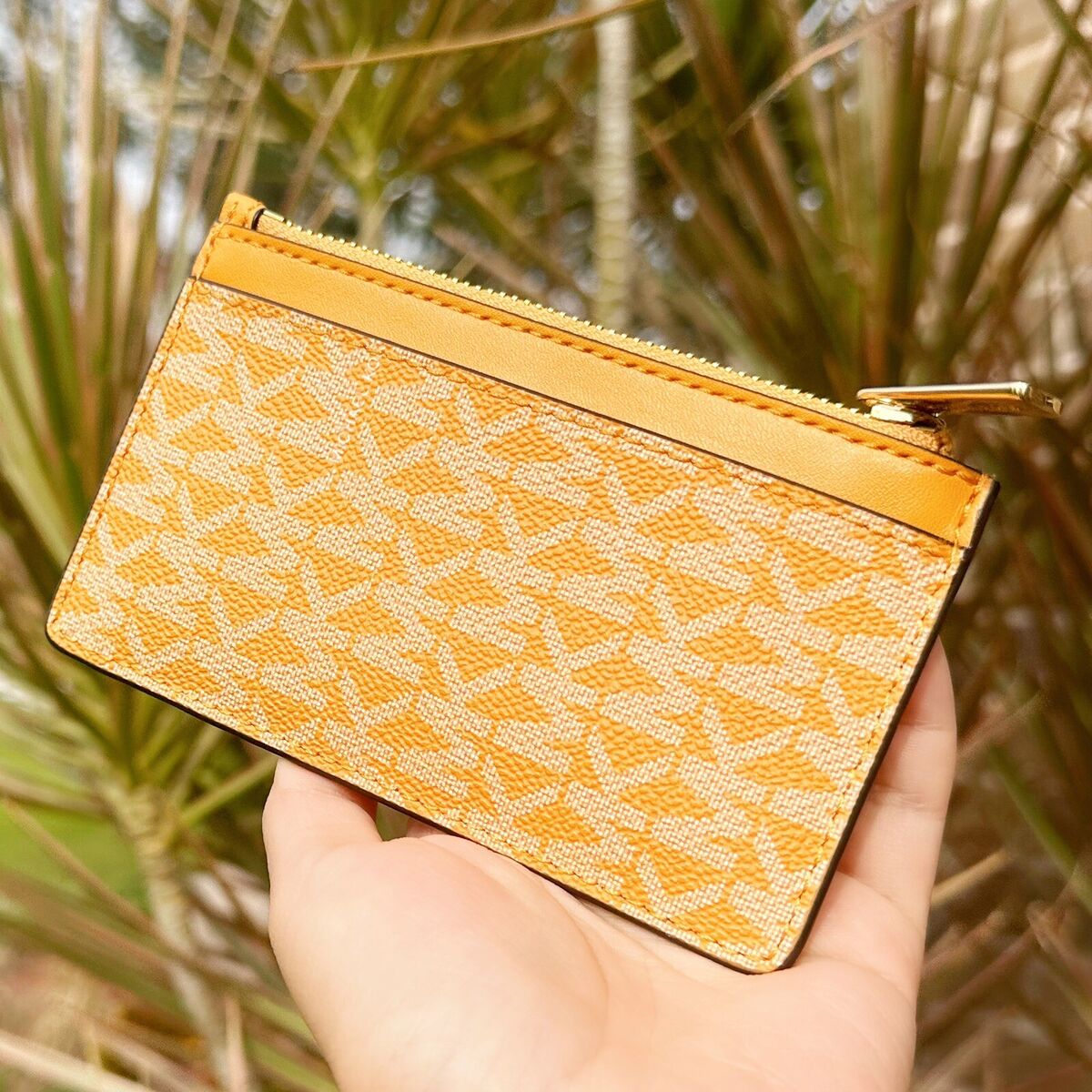 Michael Kors Jet Set Travel Medium Top Zip Card Case Wallet Michael Kors Jet Set Travel Medium Top Zip Card Case Wallet