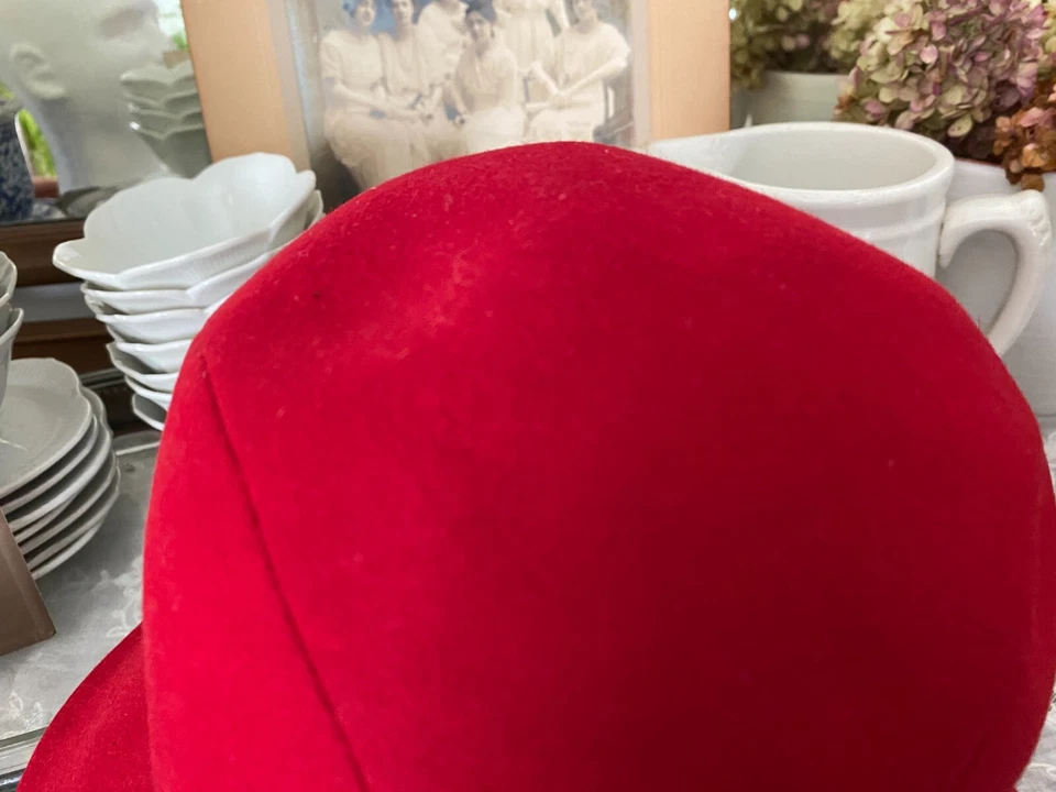 复古 Red Felt Rose Saphire by Mallory 带海军丝带装饰镂空帽 — 第 2/4 张图片