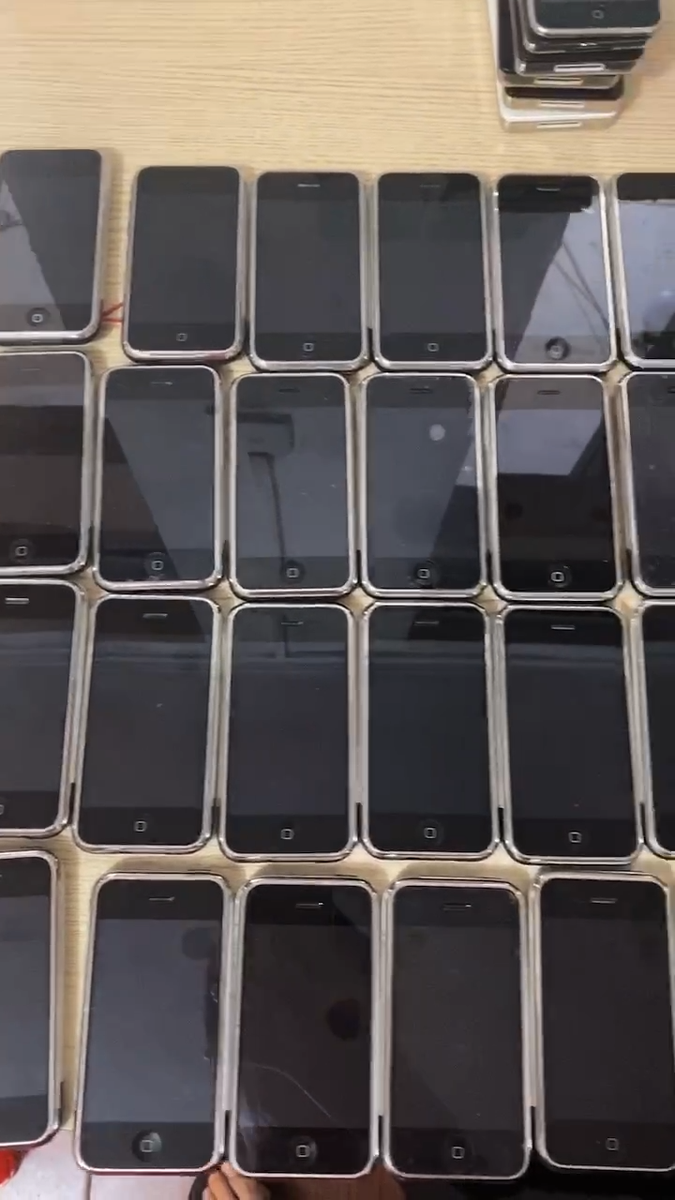 Apple iPhone 2G first generation 8GB not working, damaged Apple iPhone 2G first generation 8GB not working, damaged
