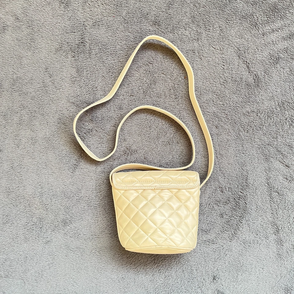 Bandolera de cuero acolchada Judith Leiber crema cubo a presión bolso para mujer Y2K Foto 2 de 4