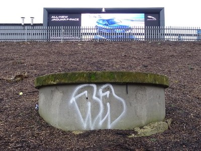 Foto A2 Beton Ding und digitale Werbetafel Yiewsley kürzlich gereinigt c2017