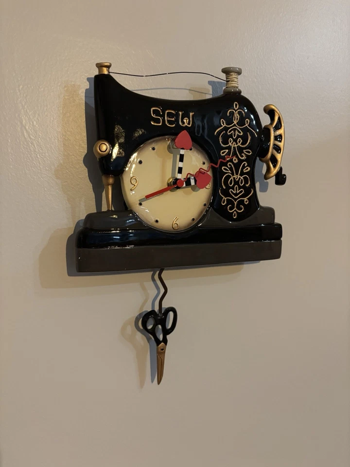 Reloj de pared estándar Allen Designs vintage Stitch Clock Foto 2 de 4