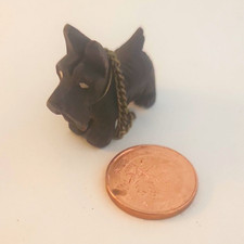 Terrier Hund Dekofigur Miniatur Sammlerfigur klein mit Kette