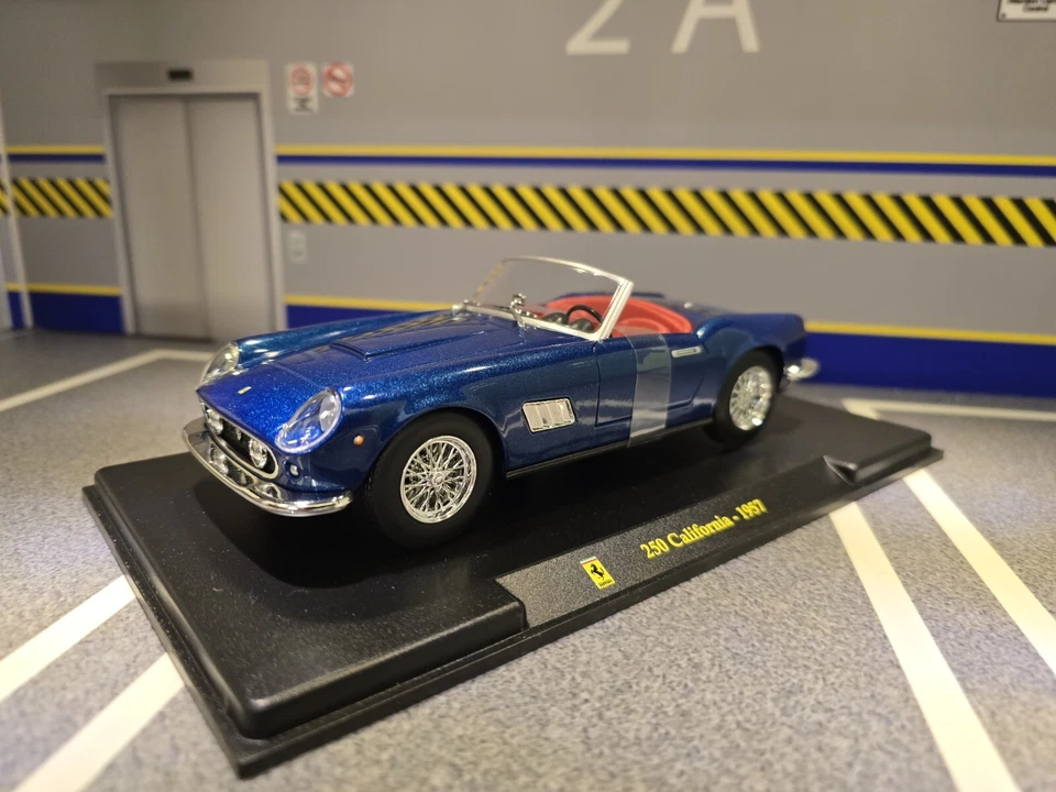 Ferrari 250 GT California Spyder 1957 Blue 1:24 Scale Model Car in Display Case - Image 4 of 4