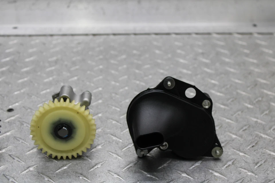 Bomba de aceite Triumph Bonneville T100 2016 Foto 3 de 4