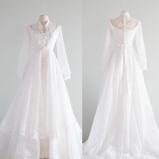 Vintage A-Line Wedding Dresses High Neck Long Sleeves Lace Applique Bridal Gowns
