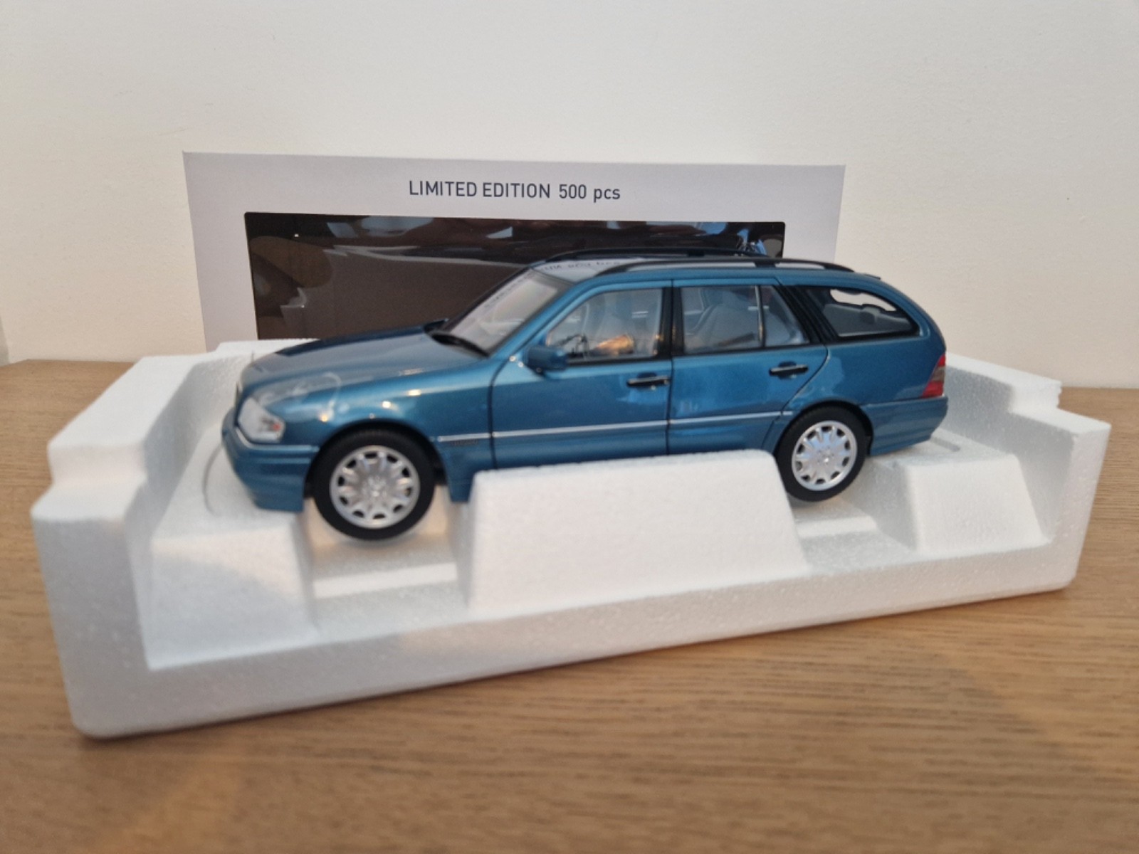 Mercedes-Benz C-Class T-Model 1997 Norev 183386 cadeau idéal pour collectionneur 1/18