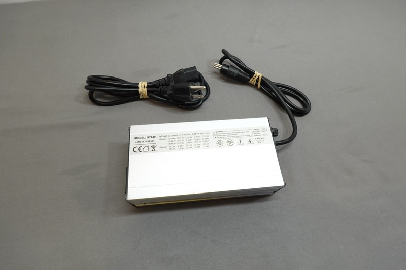 UY240 240W ALUMINUM-CASED BATTERY CHARGER