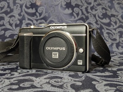 Olympus PEN E-PL1 12MP Micro 4/3 Camera Body Black Battery Charger Strap Manual