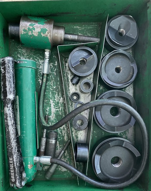 GREENLEE 7310SB HYDRAULIC KNOCKOUT PUNCH SET W/ METAL CASE (100 TESTED