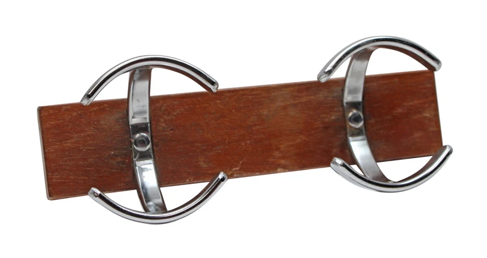 Ganchos de doble arco cromados europeos en estante de pared de madera de tono oscuro Foto 2 de 4