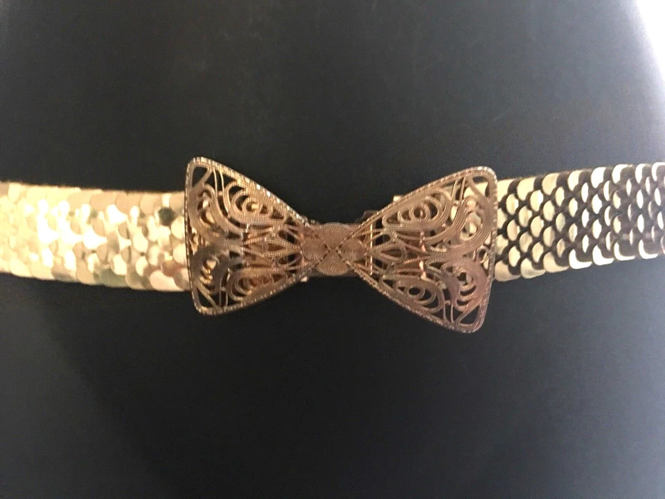 De colección Filagree Retro Disco Metal Peces Escala Deco Flapper Arco Cinturón Elástico Dorado 27” Foto 3 de 4