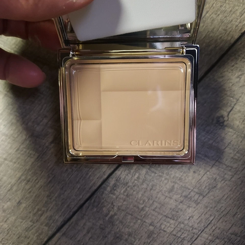 Clarins Ever Matte Radiant Mattifying Powder 03 TRANSPARENT WARM  - Image 3 of 4