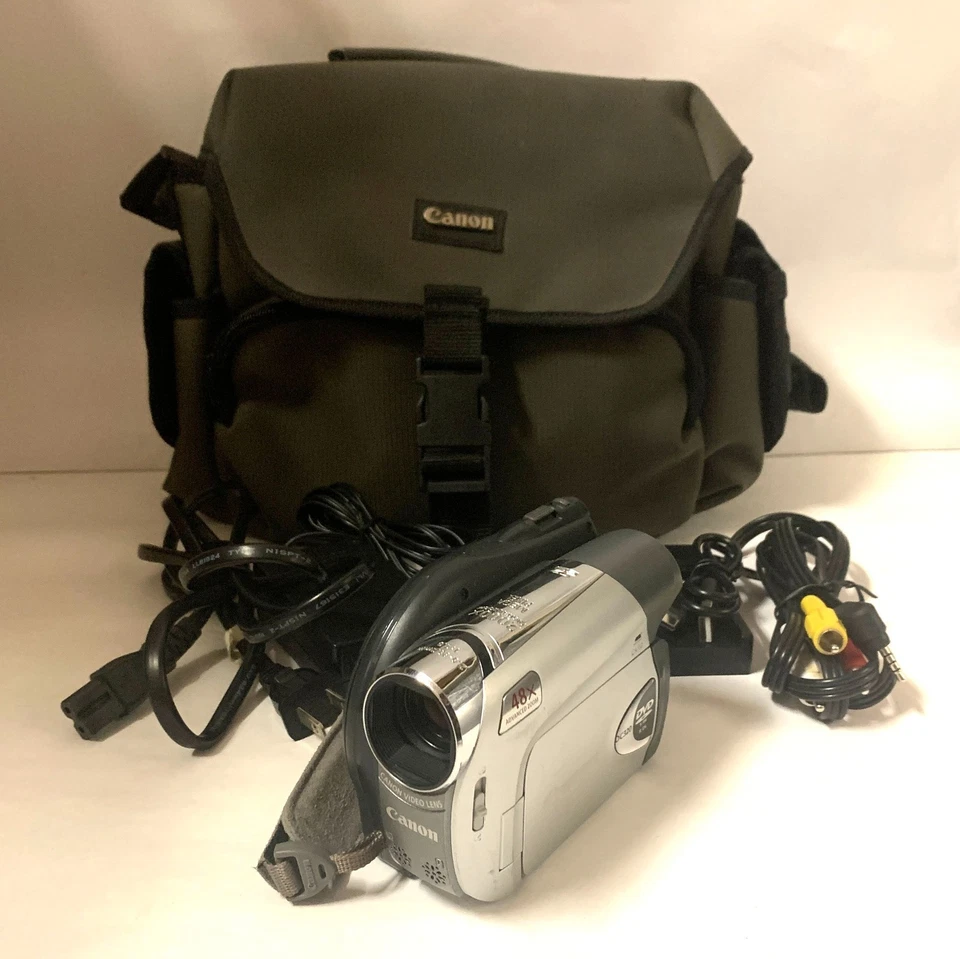 Canon DC320 DVD Camcorder Digital Video Camera with Accessories - Image 4 of 4