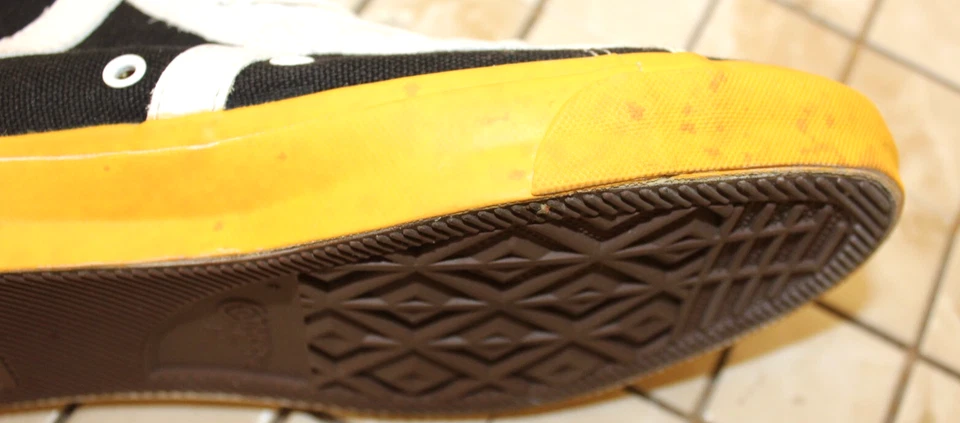 VINTAGE VERY RARE CONVERSE  ALL STAR HI TOP IN BLUE/WHT SIZE 8 M #10237 MADE USA - Image 4 of 4