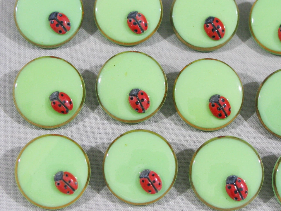 Комплект из 20 зеленых стеклянных пуговиц - красный 3-D божья коровка - золотой отделки - 3/4" - Изображение 4 из 4