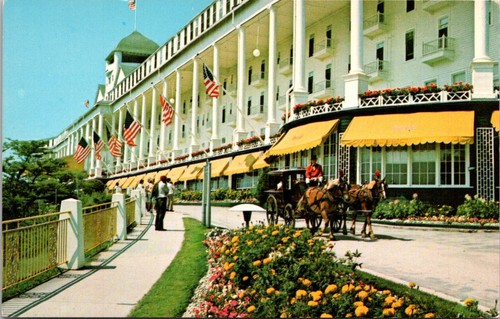 Vintage Chrome Postcard Grand Hotel Mackinac Island Michigan MI Horse & Carriage