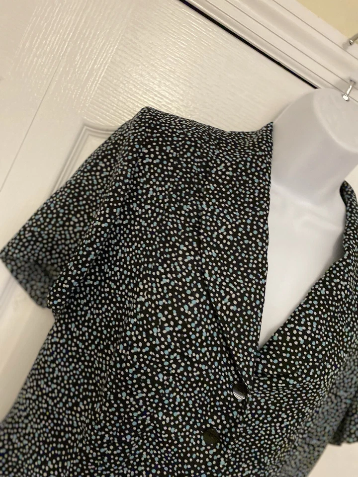 Blusa De Colección Danny & Nicole Patrón Negro Manga Corta Abotonada Almohadillas para el Hombro 12 Foto 2 de 4