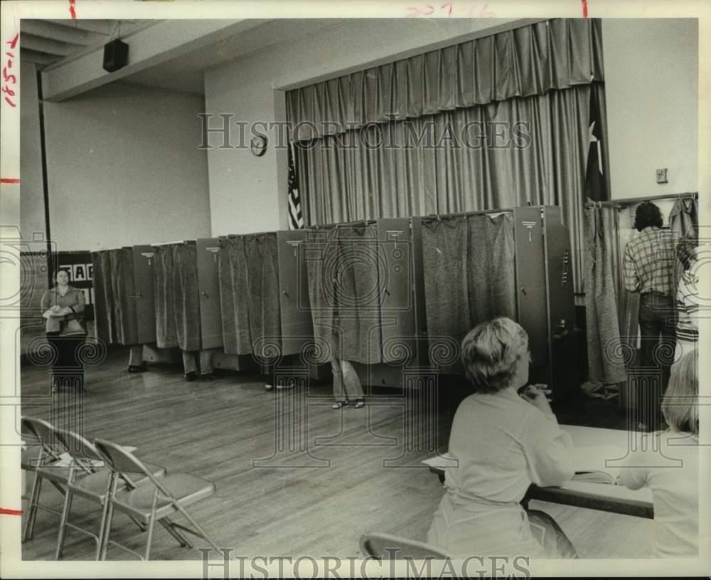 1976 press photo voting machines lined up during an election in harris county