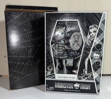 EN CAJA SDCC Monster High Blanco y Negro Frankie 2010 Edición Limitada
