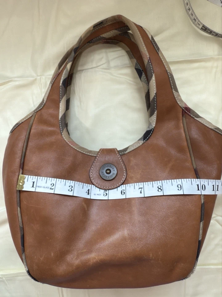 Bolso de hombro hobo de cuero de becerro Burberry con adornos a cuadros    Foto 2 de 4