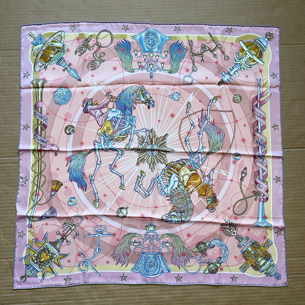 HERMESエルメスCHORUS STELLARUM ピンク カレ70 Hermes scarf 70 cm Pink Peach silk Chorus Stellarum | eBay