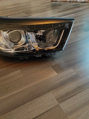 SsangYong Tivoli Halogen Scheinwerfer rechts LED TFL 83102 35300  