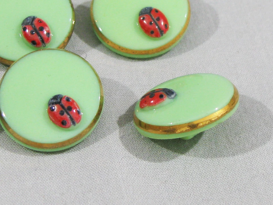 Комплект из 20 зеленых стеклянных пуговиц - красный 3-D божья коровка - золотой отделки - 3/4" - Изображение 2 из 4
