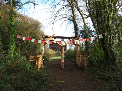 Foto 12x8 Behelfseingang bei Lady Cory Field Der Eingang und Banner c2020