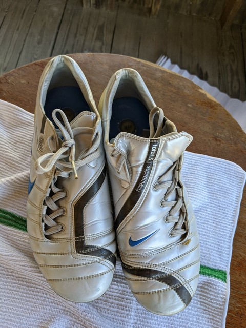 total 90 3 football boots