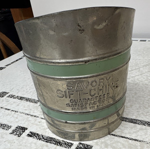 Savory Sift-Chine Metal Flour Sifter Round w/ Handle Silver/Green