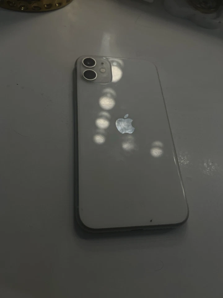 Apple iPhone 11 White - Unlocked Smartphone - Great Condition, photo 3 of 5