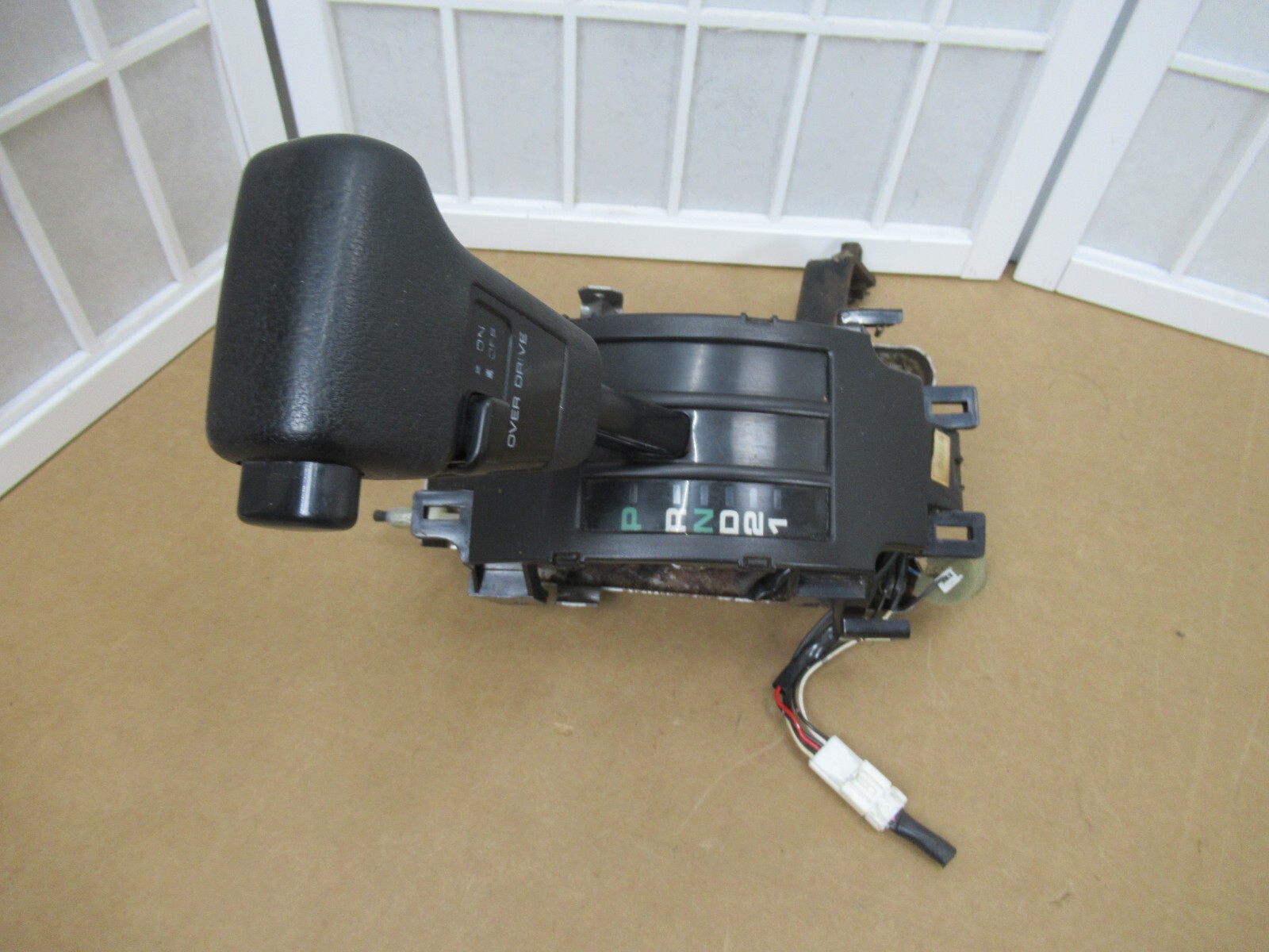 8697 Nissan D21 Pickup Truck Center Console Shifter Armrest Cup Drink