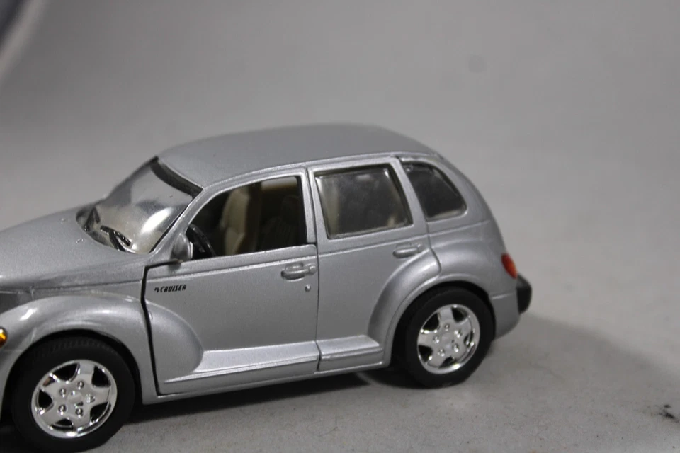 2000 SAICO Chrysler PT CRUISER 1/34 Scale Silver Opening Doors & Hatch DP5019 - Image 4 of 4