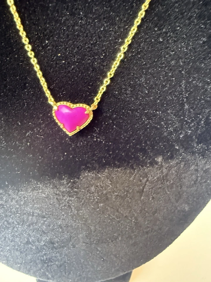 Collar Colgante Corazón Kendra Scott Ari Tono Dorado Fucsia Magenta Vidrio Foto 2 de 4