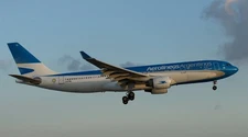 Airbus A-330 A330-200 Aerolineas Argentinas Desk Wood New Model Small 1/200