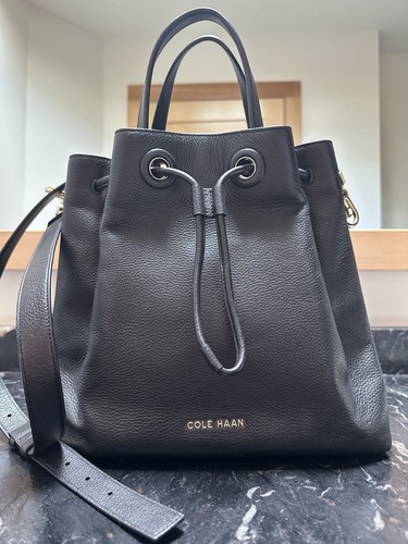 Cole Haan Grand Series Ambition Bucket Bag aus schwarzem Leder.